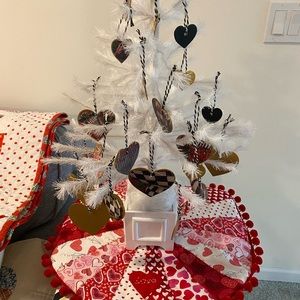 Valentine's Day Tree Skirt 20" Diameter Reversible Pink & Red